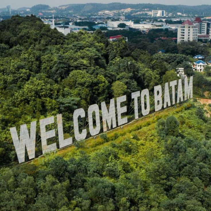 Tulisan 'Welcome to Batam' di lereng bukit berhutan