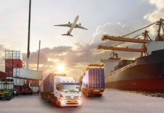 Truk, kapal kargo, dan pesawat di pusat logistik